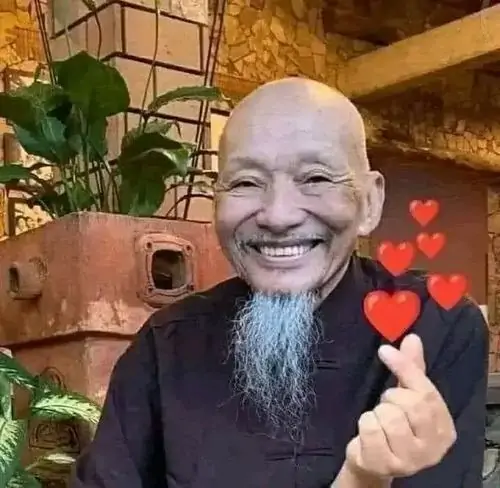 10 Cụ ông mặc áo tối giơ tay thả tim, nụ cười hiền làm ảnh meme cười mang cảm giác chúc mừng rất dễ thương