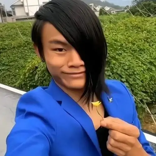 8 Meme chế chàng trai áo xanh đứng ngoài trời cười đểu, mái tóc che một bên mặt như vừa nghĩ ra trò trêu bạn