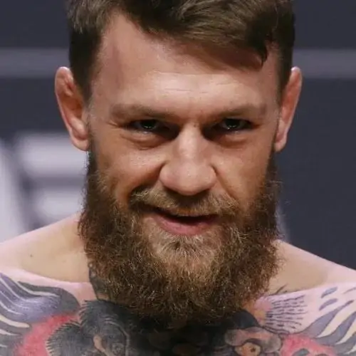 12 Hình chế hài võ sĩ Conor McGregor để râu quai nón rậm rạp đang nhe răng cười tạo cảm giác vừa nguy hiểm vừa có phần nhây bựa.