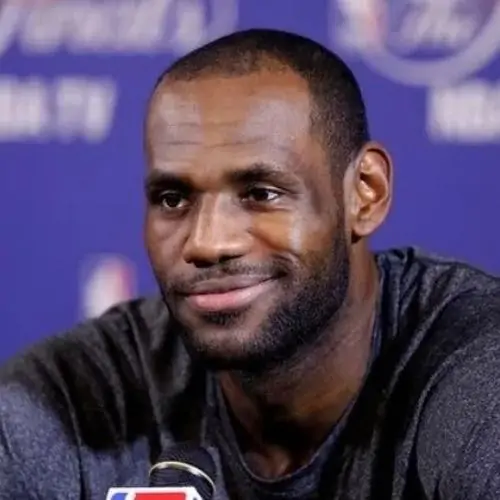 14 Tuyển thủ bóng rổ LeBron James trong phòng họp báo nở nụ cười nhẹ đầy ẩn ý tạo thành ảnh nhếch mép meme kinh điển của giới thể thao.