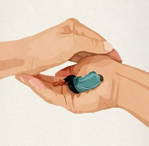 32 Meme tiếp động lực bắt cận cảnh một bàn tay ân cần đặt món quà nhỏ màu xanh vào lòng bàn tay mở rộng của người đối diện đầy trân trọng.