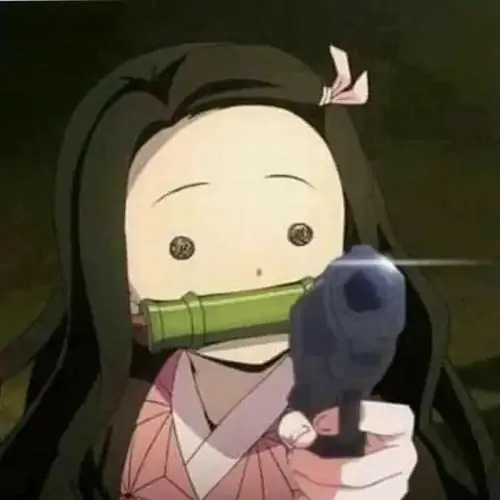 27 Cô gái anime tóc đen có ống tre ở miệng chĩa súng về phía trước, vẻ mặt tròn xoe làm cảnh bớt căng