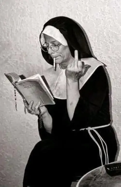 32 Ảnh hài nữ tu mặc đồ đen trắng ngồi đọc sách, bàn tay tạo kiểu ngón tay thối khiến vẻ nghiêm trang bị bẻ lái
