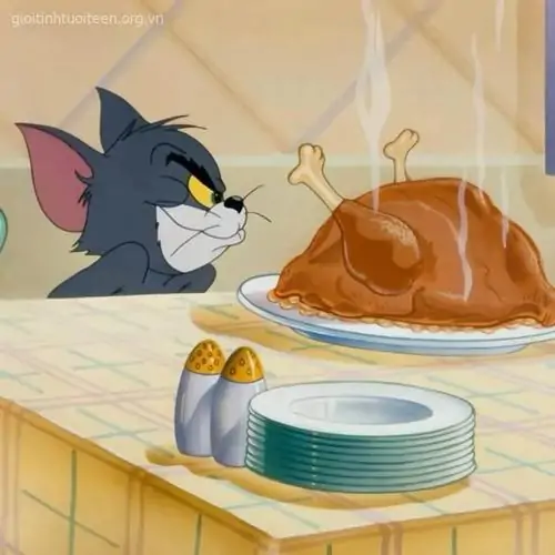 42 Vịt con đi sát chân Tom giữa sân vườn, dáng lon ton và mặt Tom bối rối tạo cảm giác bị bám theo không biết xử lý