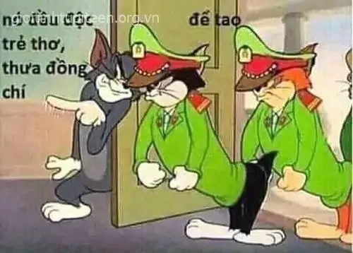 28 Hình hài hước Tom Jerry có hai nhân vật mặc áo xanh đứng nghiêm, dòng chữ phía trên biến cảnh hoạt hình cũ thành lời cà khịa đời thường