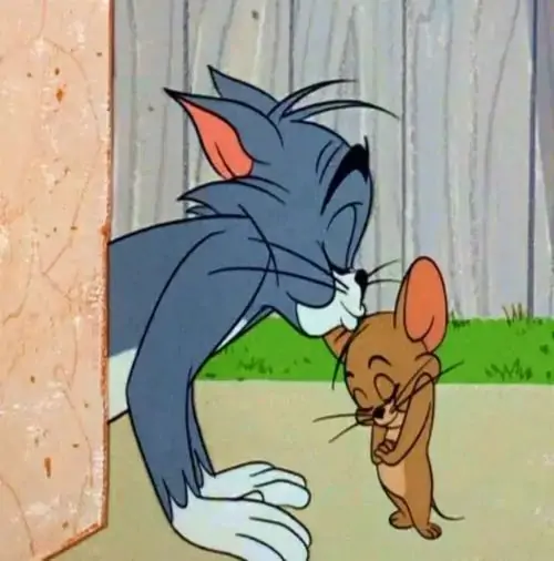 30 Tom ôm Jerry sát mặt với vẻ dịu dàng hiếm thấy, phông nền tường cũ làm khoảnh khắc thân thiết bớt căng thẳng hơn