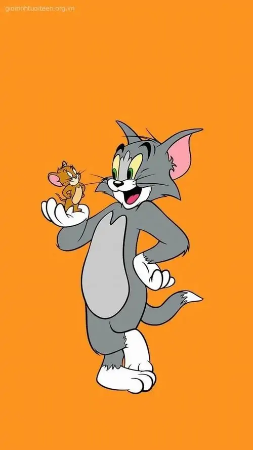 35 Tom và Jerry đứng nhỏ trên nền cam trơn, dáng đi thảnh thơi của cả hai khiến cuộc đối đầu quen thuộc tạm thời hóa yên bình