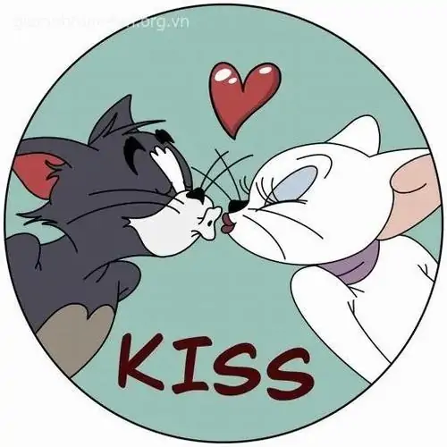 24 Ảnh chế mèo chuột đặt Tom đen và mèo trắng trong khung tròn chữ Kiss, hai nhân vật hôn nhau với trái tim đỏ nổi bật