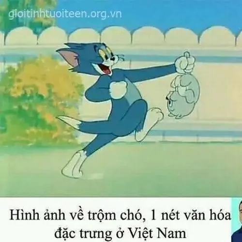 25 Tom chạy trong cảnh sân cỏ với dòng chữ về trò chơi dân gian, bóng nhân vật phía sau làm tình huống đuổi bắt thêm hoài niệm