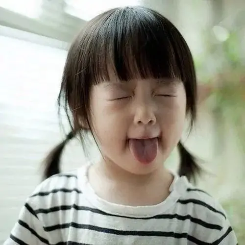 37 Một bé trai mặc đồ ngủ in sao ôm gấu bông trên ghế, đôi mắt long lanh như đang xin thêm năm phút chơi nữa