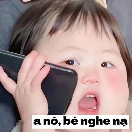 39 Trong khung trò chuyện của nền tảng nhắn tin, bé mặc áo vàng giơ tay nhỏ nhắn như một biểu tượng cảm xúc biết nói