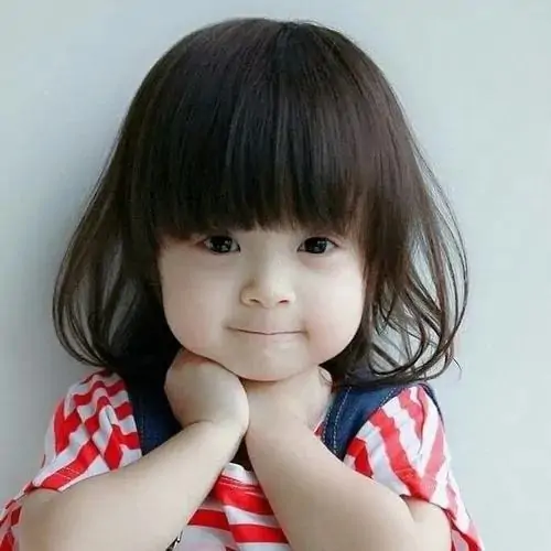 40 Hình ảnh em bé biểu cảm bé mặc áo xanh ngồi giữa diễn đàn giải trí, mặt ngạc nhiên hợp làm phản ứng viral