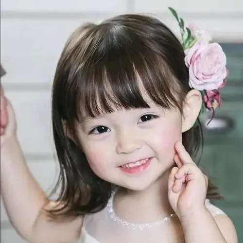 42 Bé mẫu giáo mặc áo khủng long đứng trước bánh sinh nhật, dáng chống nạnh nhỏ xíu gợi cảm giác tự hào rất ngộ