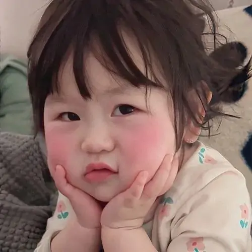 43 Một đoạn ảnh gif hài hước được mô tả bằng bé tóc búi lắc đầu liên tục, áo chấm bi làm nhịp vui thêm rõ