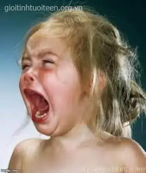 44 Meme nhí đáng yêu bé gái đeo tai thỏ nhìn ống kính, nụ cười hồn nhiên giúp trang cá nhân có màu sắc vui hơn