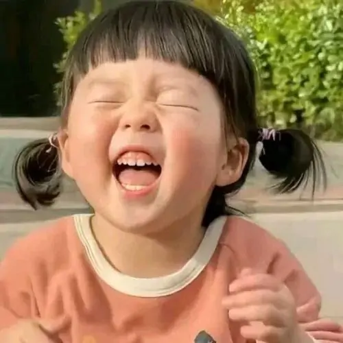 36 Ảnh chế trẻ em bé gái áo cam cười nhắm tịt mắt, hai chùm tóc nhỏ rung lên như vừa nghe chuyện cực vui