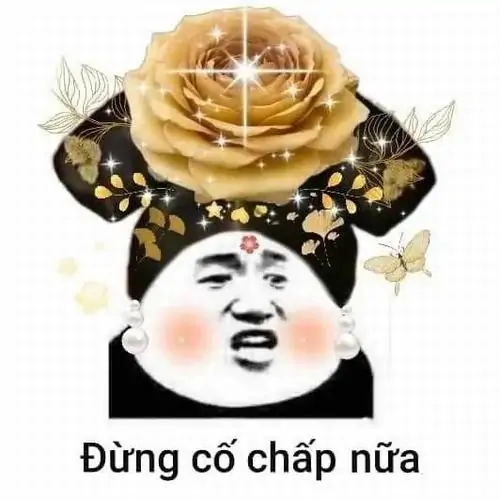 38 Cậu trai mặc áo thun ngồi trước tủ lạnh trống, khung viền ảnh đỏ nhấn mạnh bữa khuya đã bị dọn sạch