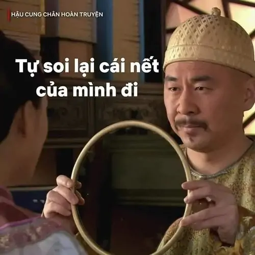 42 Người giao hàng mặc áo xanh đứng cạnh túi đồ ăn, chi tiết thêm thắt ở địa chỉ làm anh chàng hoang mang
