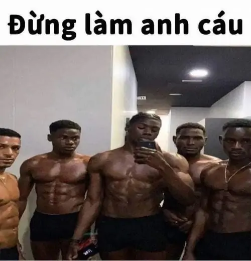 37 Khung hình meme giữ nụ cười nhếch và ánh mắt nghiêng, hợp cảnh đọc tin nhắn cũ rồi lặng lẽ cà khịa