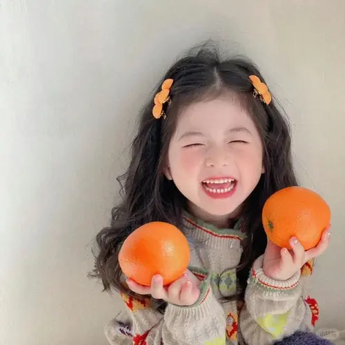 10 Đường viền mềm của tranh minh họa ôm lấy cô bé tóc búi đang ngồi im bên chậu cây nhỏ.