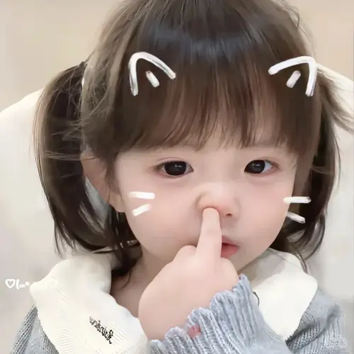 11 Chú mèo mặt đơ đeo kính vuông, khoanh chân trên ghế và nhìn thẳng với vẻ tỉnh bơ.