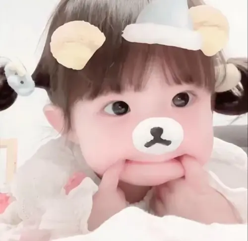 32 Nhân vật tóc tím cầm ô trong mưa, khuôn mặt bình thản dưới những giọt nước li ti.